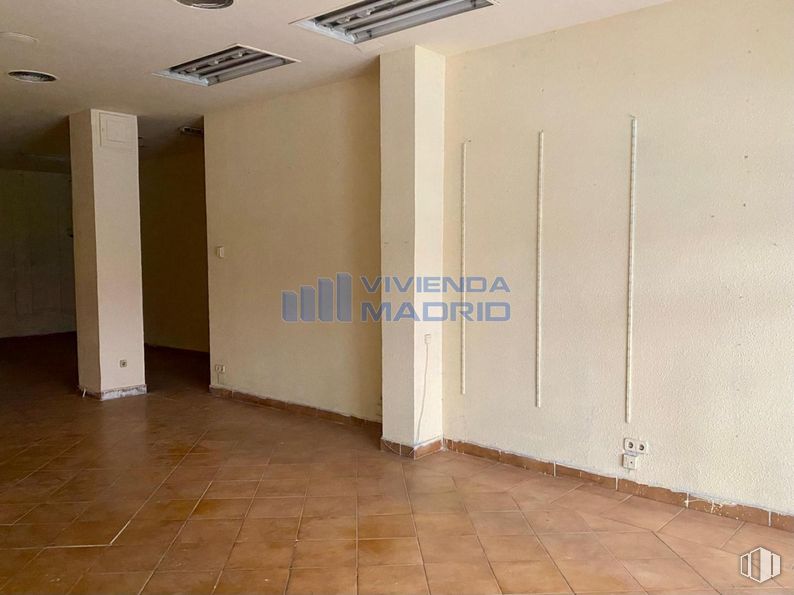 Retail for rent at Calle San Bernardino, Centro, Madrid, 28015 with interior design, wood, fixture, wall, floor, hall, flooring, tile flooring, paint and ceiling around