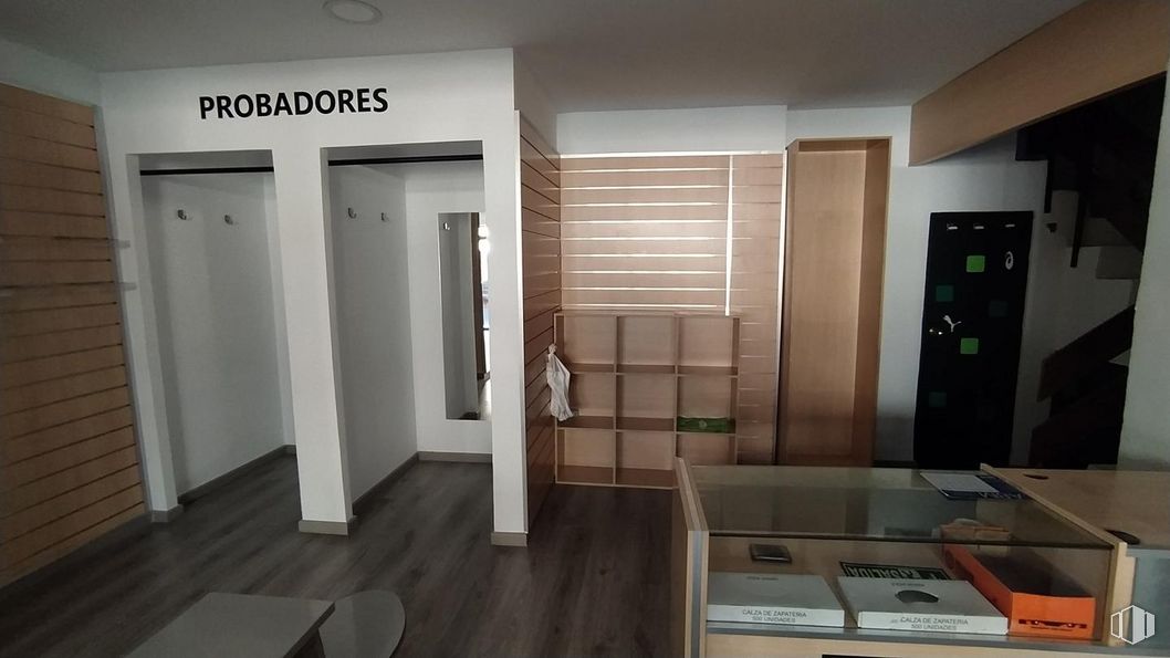 Retail for rent at Zona Centro, Ávila, 05001 with table, wardrobe, building, fixture, door, wood, interior design, flooring, floor and tile flooring around