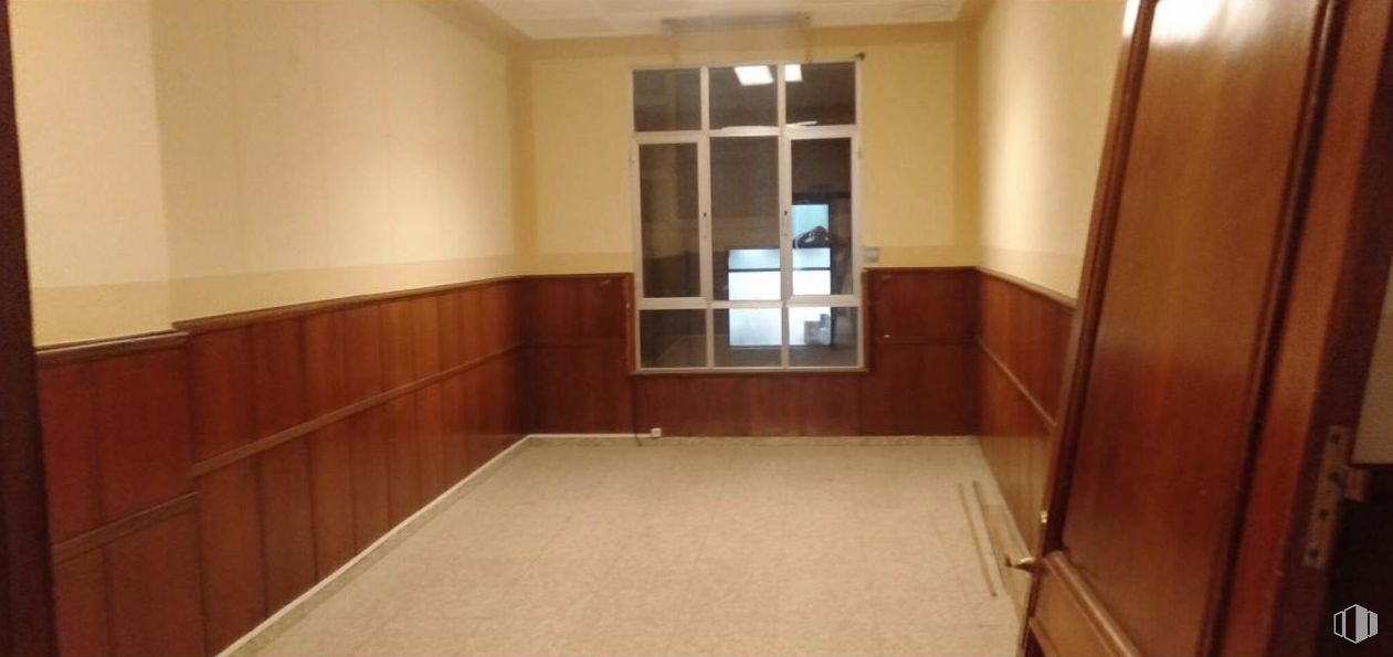 Retail for rent at Paseo Ezequiel González, Segovia, 40002 with cabinetry, building, fixture, wood, interior design, hall, floor, flooring, door and ceiling around