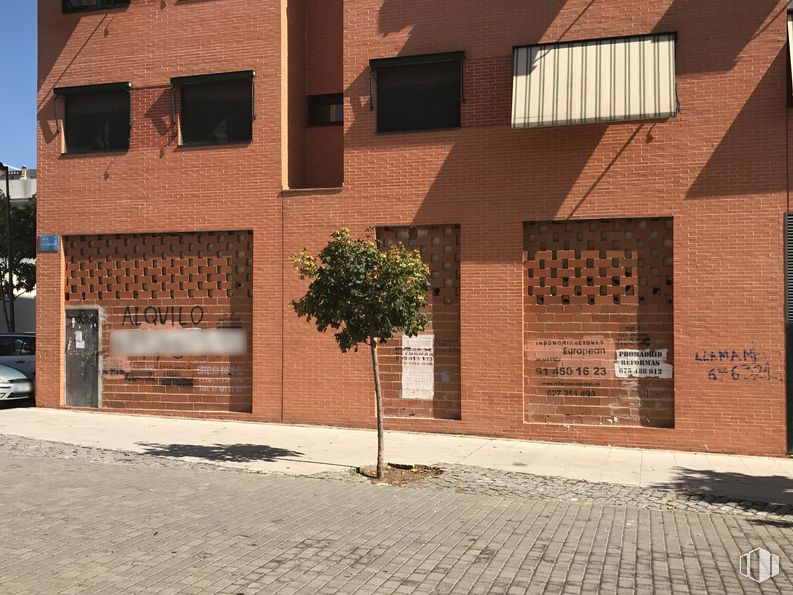 Local en alquiler y venta en Calle Alcalde Manuel Gómez Casado, 21, Leganés, Madrid, 28914 con ventana, edificio, planta de interior, puerta, superficie de carretera, sombra, madera, ladrillo, albañilería y asfalto alrededor