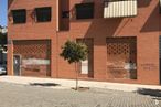 Retail for sale & for rent at Calle Alcalde Manuel Gómez Casado, 21, Leganés, Madrid, 28914 with window, building, houseplant, door, road surface, shade, wood, brick, brickwork and asphalt around