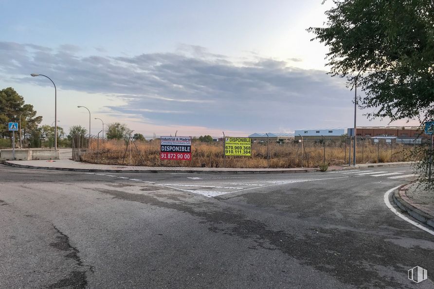 Suelo en venta en Camino Valdepencas, 3, Arganda del Rey, Madrid, 28500 con luz de la calle, nube, cielo, planta, árbol, entorno natural, superficie de carretera, asfalto, lote de tierra y edificio alrededor