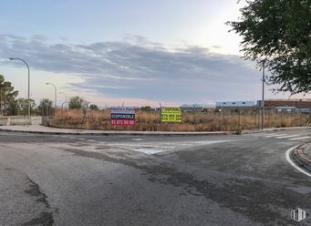 Suelo en venta en Camino Valdepencas, 3, Arganda del Rey, Madrid, 28500 con luz de la calle, nube, cielo, planta, árbol, entorno natural, superficie de carretera, asfalto, lote de tierra y edificio alrededor