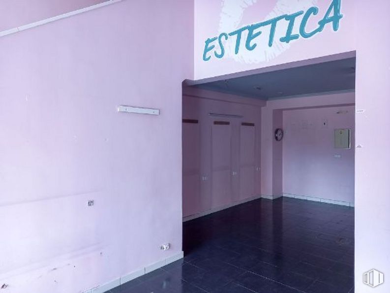 Retail for sale at Calle Polonia, Leganés, Madrid, 28916 with door, building, fixture, flooring, floor, wall, automotive exterior, gas, ceiling and font around