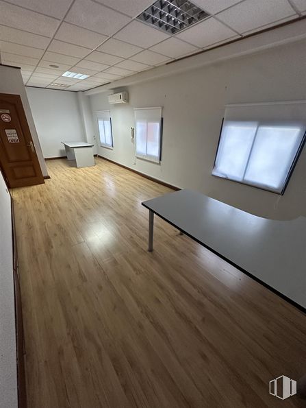 Industrial for rent at Calle Físicas, 38, Alcorcón, Madrid, 28923 with door, window, table, flooring, wood flooring, floor, wood, laminate flooring, interior design and ceiling around