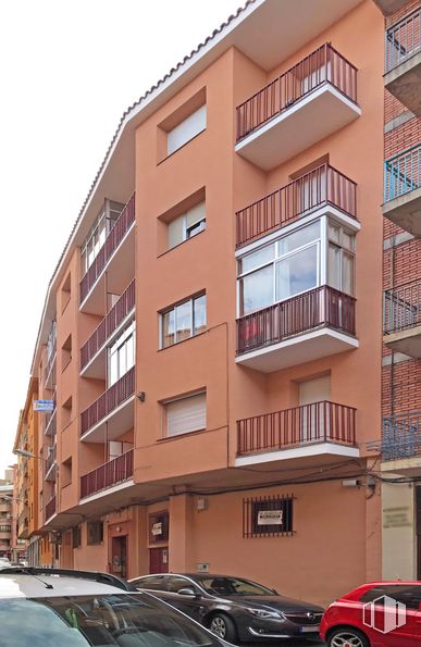 Retail for sale & for rent at Calle Rancho, Segovia, 40005 with car, window, building, automotive parking light, wheel, tire, property, vehicle, sky and architecture around