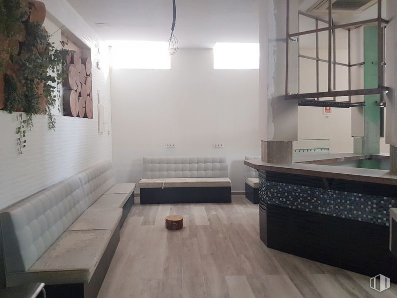 Local en venta en Calle Guzmán El Bueno, 116, Chamberí, Madrid, 28003 con sofá, mueble, edificio, madera, sala de estar, diseño de interiores, arquitectura, suelo, piso y pasillo alrededor