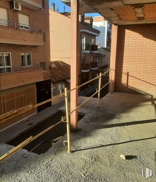 Land for sale at Calle Antonio Machado, San Fernando de Henares, Madrid, 28830 with window, building, wood, road surface, shade, urban design, asphalt, residential area, sidewalk and tints and shades around