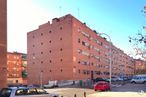 Retail for sale at Calle Concejo de Teverga, 21, Puente de Vallecas, Madrid, 28053 with car, building, wheel, tire, land vehicle, sky, vehicle, property, window and infrastructure around