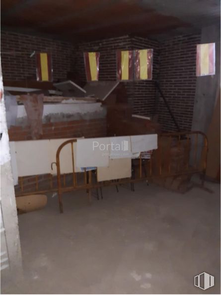 Retail for sale at Avenida Julio Arenillas, Navalperal de Pinares, Ávila, 05240 with window, wood, building, floor, flooring, gas, hardwood, house, rectangle and plywood around