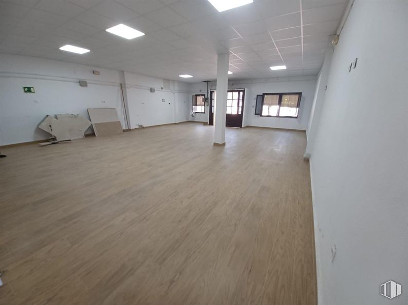 Retail for rent at Zona centro, Villafranca de los Caballeros, Toledo, 45730 with window, light fixture, lighting, fixture, wood, hall, flooring, floor, ceiling and hardwood around