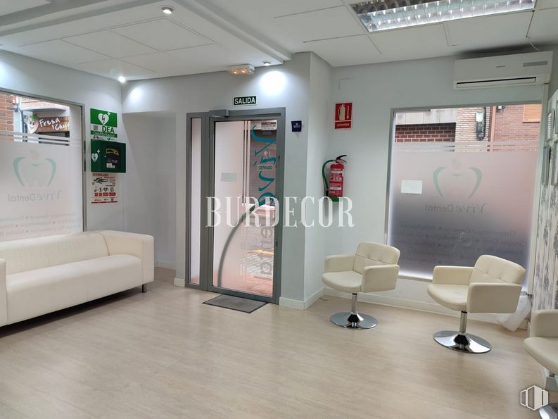 Local en venta en Zona centro, Moraleja de Enmedio, Madrid, 28950 con silla, sofá, puerta, edificio, propiedad, alumbrado, arquitectura, interiorismo, suelos y suelo alrededor