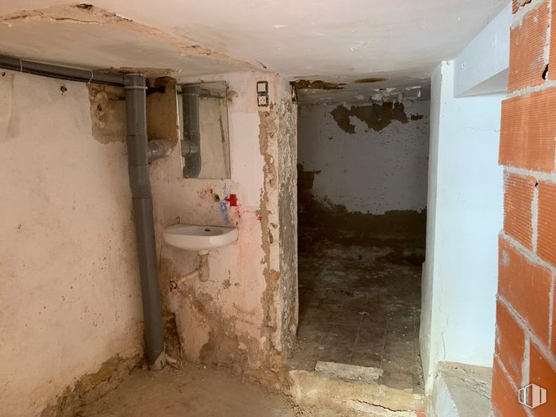 Local en venta en Calle Jiménez de Córdoba, 29, Ledaña, Cuenca, 16237 con fregadero, accesorio de fontanería, baño, edificio, piso, pared, casa, gas, lavabo de baño y grifo alrededor