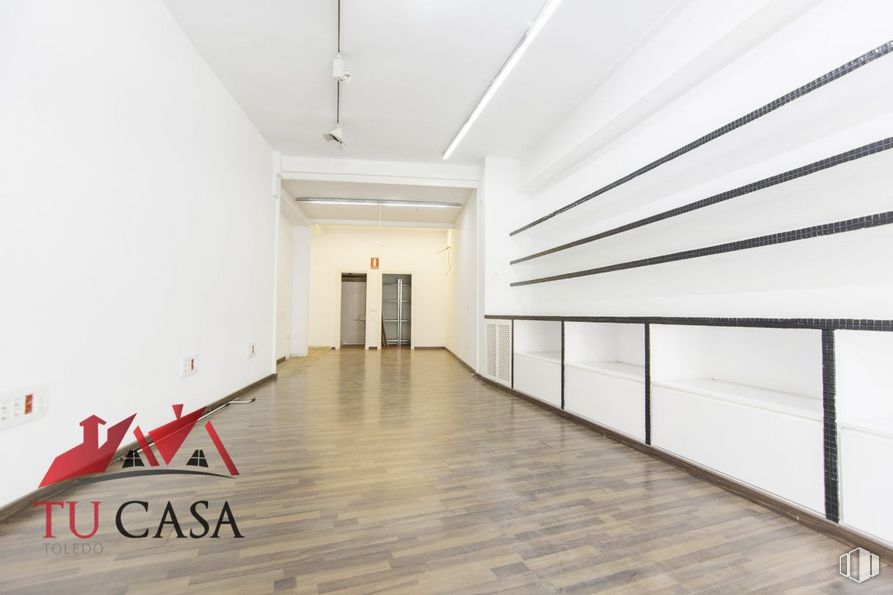 Retail for rent at Casco histórico, Toledo, 45002 with cabinetry, building, fixture, wood, hall, flooring, interior design, floor, wall and rectangle around