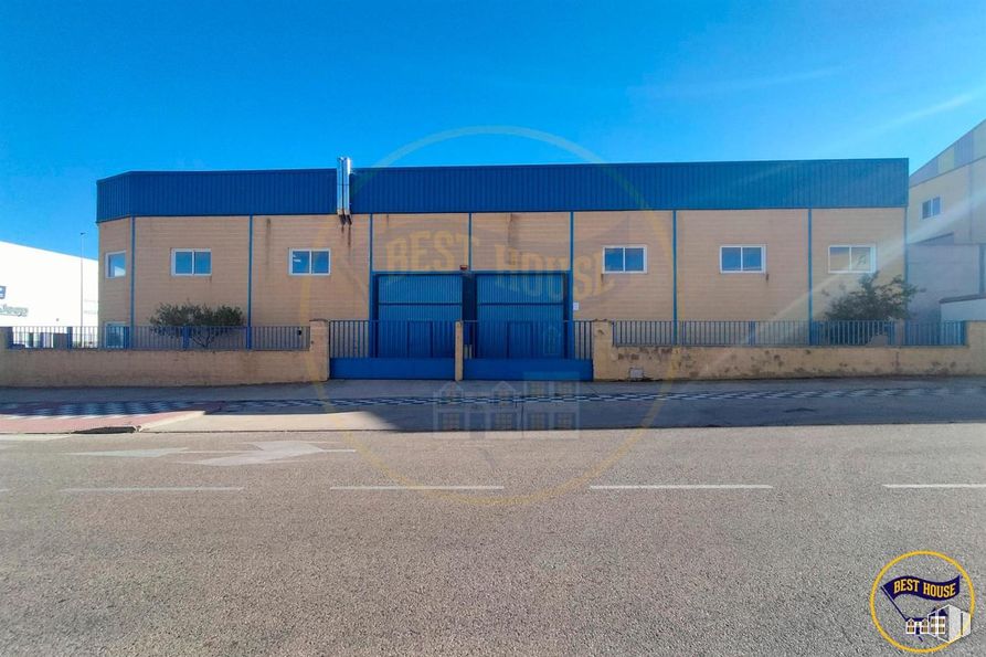 Industrial for rent at Polígono Industrial Sepes, Cuenca, 16004 with property, sky, window, building, fixture, architecture, asphalt, real estate, facade and commercial building around