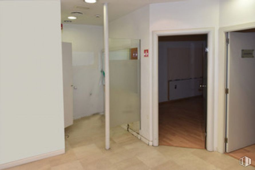 Retail for sale & for rent at Calle Madrid, Getafe, Madrid, 28901 with door, flooring, floor, wall, wood, interior design, ceiling, composite material, glass and room around