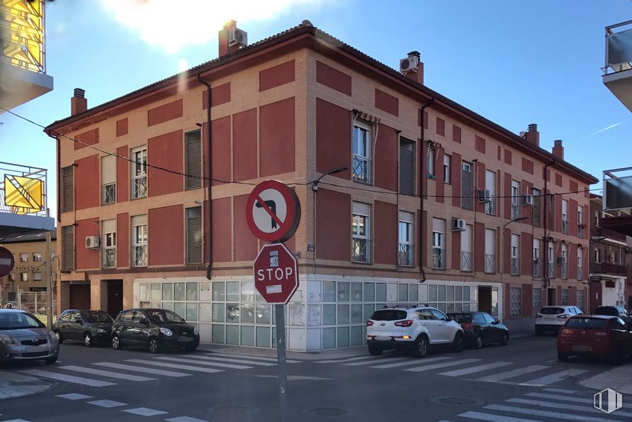 Retail for sale at Calle Flor, Azuqueca de Henares, Guadalajara, 19200 with car, building, wheel, sky, vehicle, tire, window, infrastructure, street light and neighbourhood around