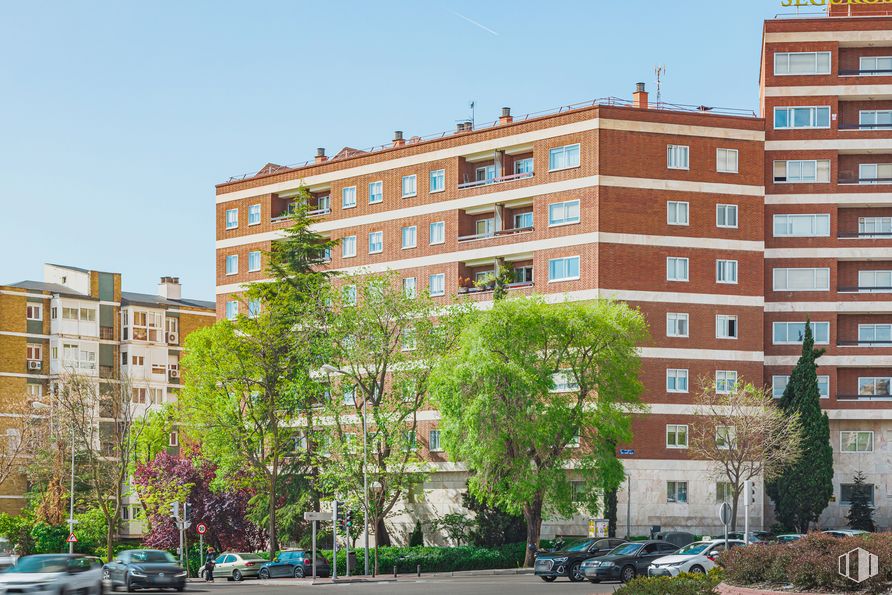 Oficina en alquiler en Calle Colombia, 62, Chamartín, Madrid, 28016 con edificio, coche, cielo, rueda, durante el día, ventana, planta, neumático, vehículo y bloque de pisos alrededor