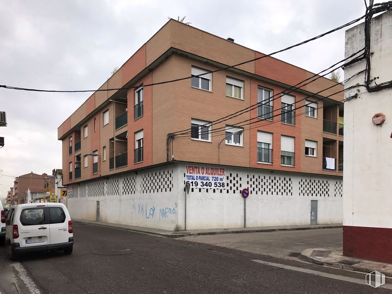 Local en alquiler y venta en Calle San Joaquín, 2, Talavera de la Reina, Toledo, 45600 con camioneta, edificio, cielo, coche, ventana, placa de matrícula del vehículo, vehículo, nube, casa y neumático alrededor