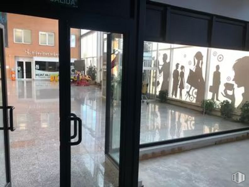 Local en alquiler y venta en Centro Comercial El Palacio, Carretera Majadahonda, 50, Boadilla del Monte, Madrid, 28660 con espejo, accesorio, suelos, planta, fachada, arte, vidrio, evento, ciudad y exterior del automóvil alrededor