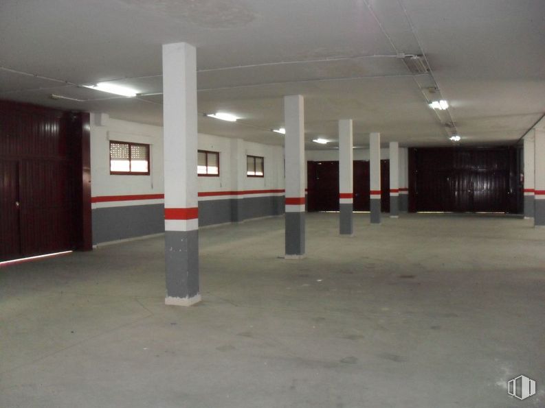 Industrial for sale & for rent at Polígono Industrial Sur, Colmenar Viejo, Madrid, 28770 with window, fixture, floor, flooring, material property, gas, composite material, ceiling, concrete and parking around