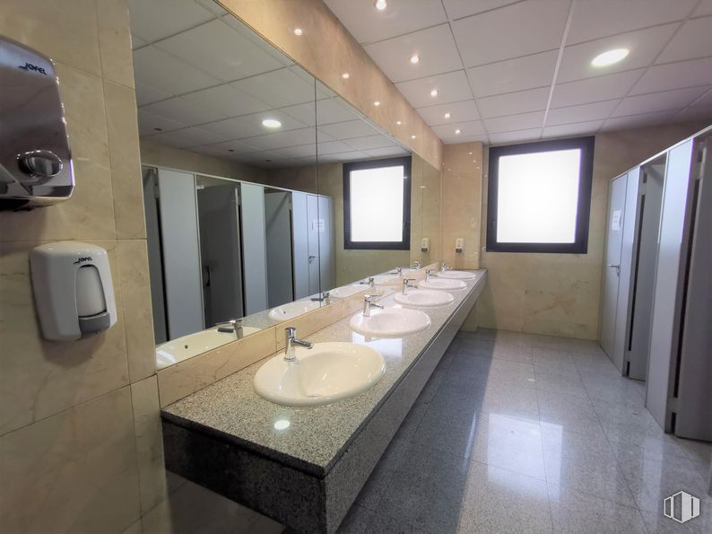 Retail for rent at Calle Haya, 4, Carabanchel, Madrid, 28044 with sink, hand dryer, window, countertop, bathroom sink, flooring, floor, plumbing fixture, interior design and bathroom around