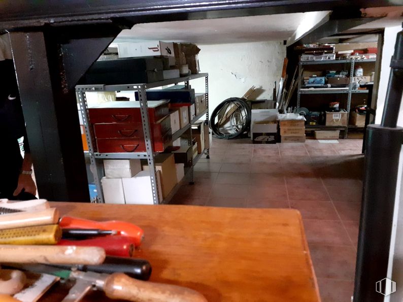 Retail for sale at Calle Juan Álvarez Mendizábal, 29, Moncloa - Aravaca, Madrid, 28008 with table top, furniture, shelving, shelf, hardwood, tool, desk, plywood, wood stain and workshop around