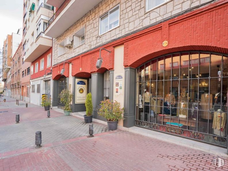 Retail for sale at Paseo Imperial, Arganzuela, Madrid, 28005 with window, houseplant, door, apartment, sidewalk, concrete, brick, awning and flowerpot around