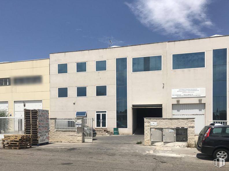 Industrial for sale at Calle Empleo, Getafe, Madrid, 28906 with window, building, car, tire, sky, cloud, vehicle, urban design, neighbourhood and residential area around