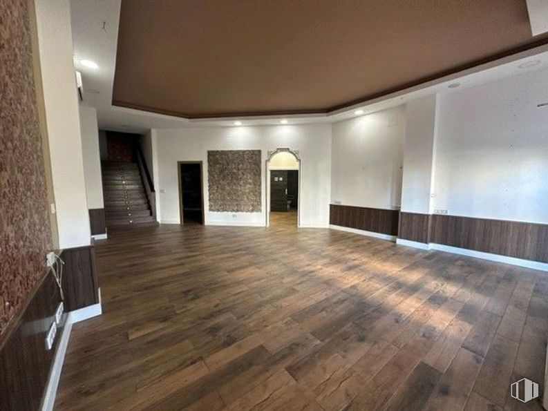 Retail for rent at Carretera Canillas, 144, Hortaleza, Madrid, 28043 with door, floor, flooring, wood, wood flooring, interior design, ceiling, lighting, laminate flooring and hardwood around