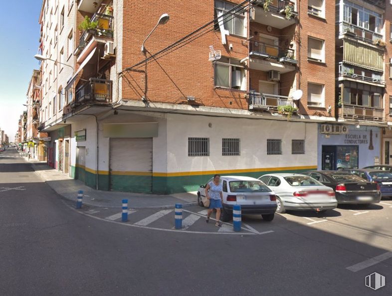 Retail for rent at Calle Comuneros Castilla, Talavera de la Reina, Toledo, 45600 with car, person, building, window, vehicle, wheel, urban design, house, thoroughfare and residential area around