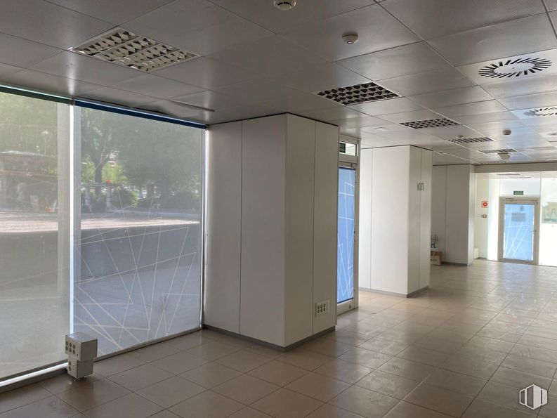 Retail for sale at Avenida Betanzos, Fuencarral - El Pardo, Madrid, 28029 with door, flooring, floor, ceiling, interior design, glass, composite material, tile flooring, commercial building and transparency around