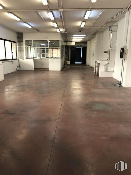 Nave en alquiler y venta en Calle San Máximo, 31, Usera, Madrid, 28041 con ventana, accesorio, hall, edificio, suelo, suelos, techo, evento, puerta y lámpara fluorescente alrededor