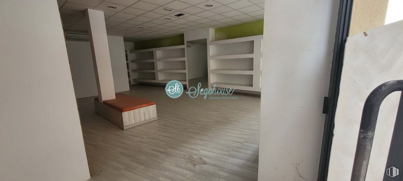 Local en alquiler en Plaza Somorrostro, 13, Segovia, 40005 con estantería, mueble, madera, accesorio, pavimento, piso, estantería, madera, material compuesto y estante alrededor