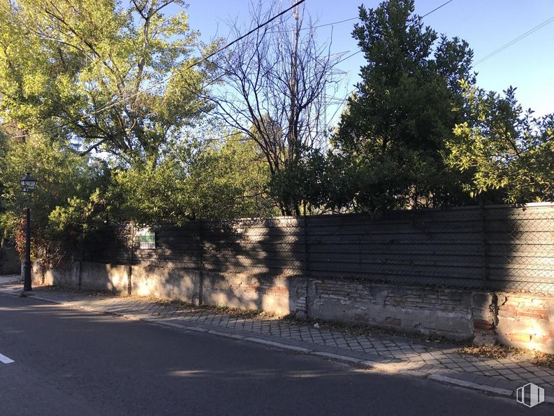 Suelo en venta en Calle Alsasua, Moncloa - Aravaca, Madrid, 28023 con planta, cielo, sombra, rama, superficie de la carretera, lote de terreno, asfalto, zona residencial, barrio y hierba alrededor