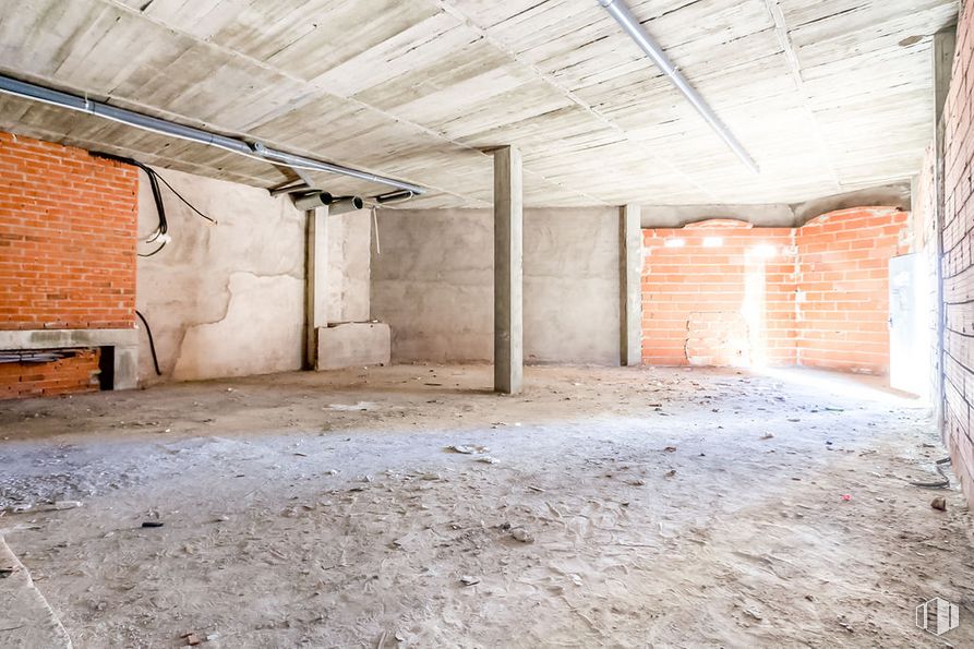 Local en alquiler y venta en Calle Santa Teresa de Jesús, Collado Villalba, Madrid, 28400 con madera, albañilería, pasillo, ladrillo, suelo, piso, edificio, material de construcción, techo y viga alrededor