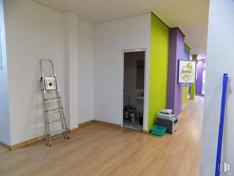 Retail for sale & for rent at Zona Centro, Cuenca, 16004 with ladder, wood, flooring, comfort, interior design, floor, laminate flooring, hall, hardwood and real estate around