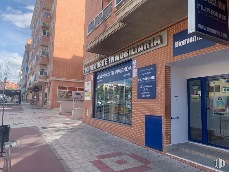 Retail for rent at Barrio de la Universidad, Ávila, 05003 with building, property, sky, road surface, facade, cloud, city, real estate, commercial building and brick around