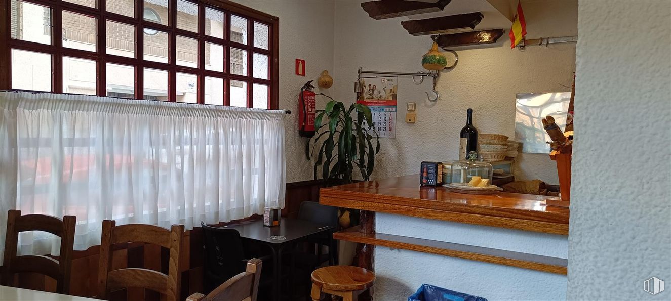 Retail for rent at Calle Castilla, 15, Tetuán, Madrid, 28039 with houseplant, chair, window, furniture, property, table, wood, interior design, picture frame and wall around