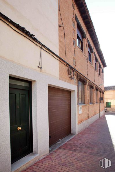 Office for sale at Calle Mayor, 8, Sonseca, Toledo, 45100 with door, window, building, fixture, wood, road surface, sky, residential area, composite material and real estate around