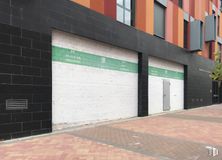 Retail for rent at Calle Bulevar de la Naturaleza, 1, Villa de Vallecas, Madrid, 28031 with window, building, rectangle, wood, road surface, asphalt, plant, fixture, brickwork and flooring around