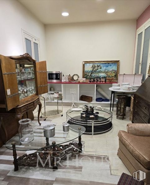 Retail for sale at Calle San Joaquín, Centro, Madrid, 28004 with picture frame, table, furniture, property, interior design, couch, floor, flooring, bookcase and wood around