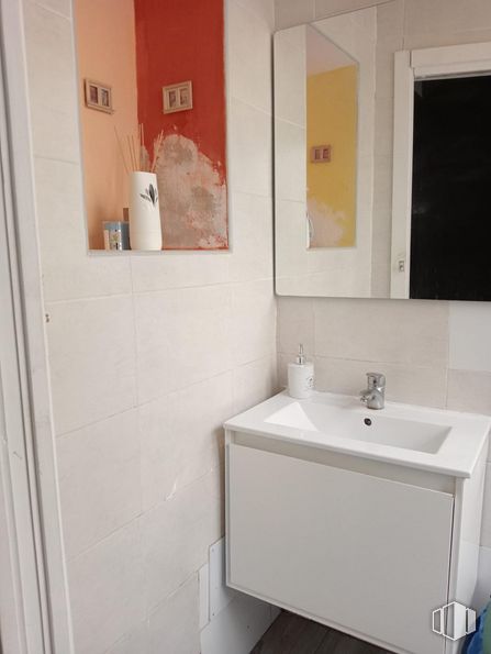 Local en alquiler en Zona Malasaña, Centro, Madrid, 28004 con mueble de baño, fregadero, ebanistería, espejo, propiedad, grifo, lavabo, accesorios de fontanería, cuarto de baño y interiorismo alrededor