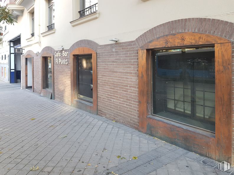 Local en venta en Calle Guzmán El Bueno, 116, Chamberí, Madrid, 28003 con ventana, puerta, edificio, madera, superficie de carretera, albañilería, ladrillo, casa, planta y asfalto alrededor