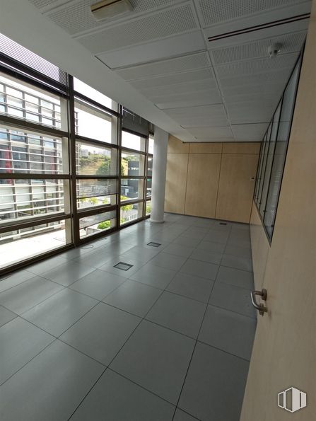 Oficina en alquiler en Natea Business Park, Avenida Industria, 4, Alcobendas, Madrid, 28108 con accesorio, interiorismo, suelo, suelos, hall, vidrio, material compuesto, techo, edificio comercial y suelo de baldosas alrededor