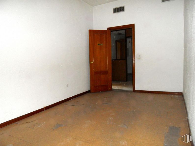 Oficina en alquiler en Calle Madrid, Getafe, Madrid, 28901 con puerta, accesorio, madera, pintura, suelo, puerta de casa, suelos, tinte para madera, madera dura y material compuesto alrededor