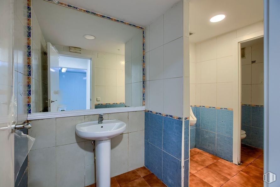 Local en venta en Calle Fermín Caballero, Fuencarral - El Pardo, Madrid, 28034 con fregadero, espejo, grifo, accesorio de fontanería, lavabo de baño, baño, madera, alumbrado, morado y fluido alrededor