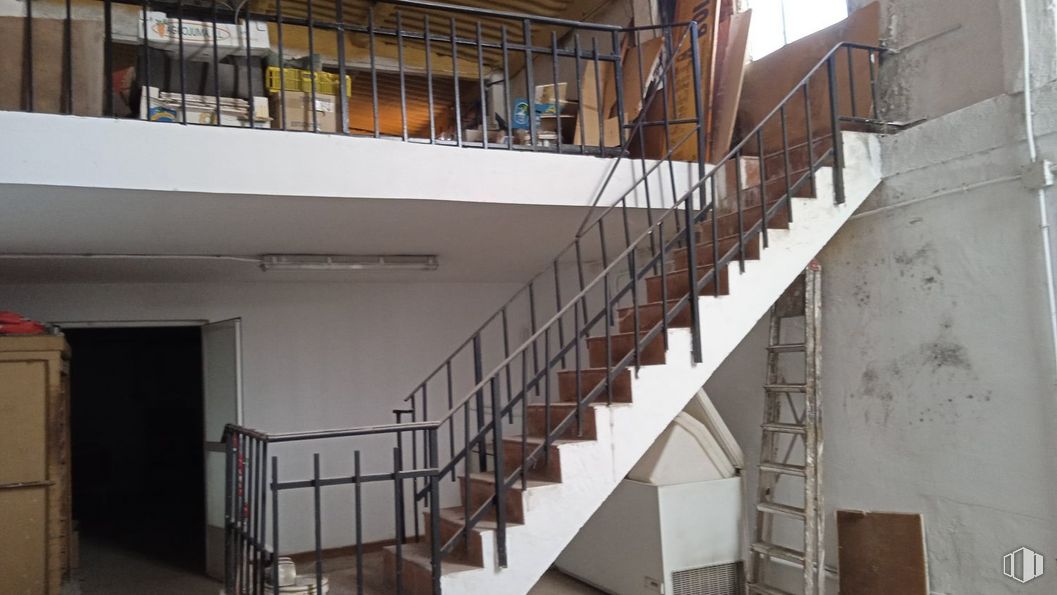 Retail for sale at Calle Tercia, Malpica de Tajo, Toledo, 45692 with building, window, fixture, wood, stairs, building material, flooring, hardwood, baluster and composite material around