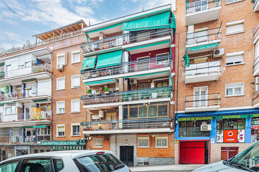 Retail for sale at Calle José María Pereda, Ciudad Lineal, Madrid, 28017 with car, window, building, land vehicle, vehicle, property, sky, blue, motor vehicle and cloud around