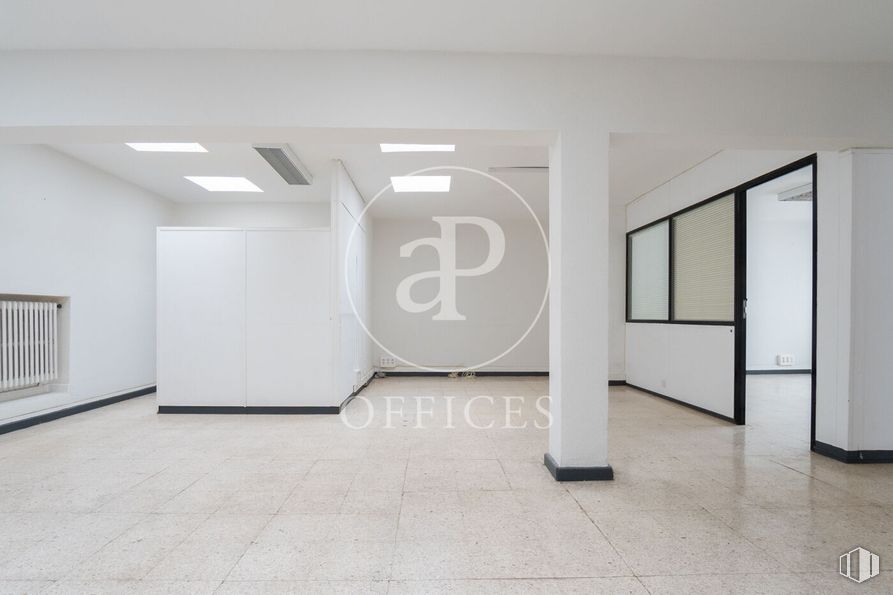 Oficina en venta en Zona Tetuán, Tetuán, Madrid, 28020 con interiorismo, suelo, suelos, edificio, accesorio, arte, rectángulo, vidrio, exterior del automóvil y techo alrededor